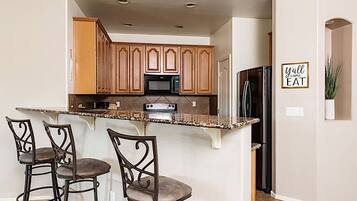 House, 4 Bedrooms | Private kitchen