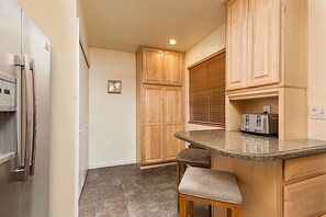 Townhome, 2 Bedrooms | Private kitchen
