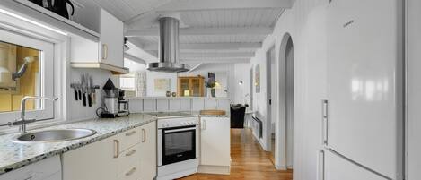 Réfrigérateur, plaque de cuisson, lave-vaisselle, cafetière/bouilloire