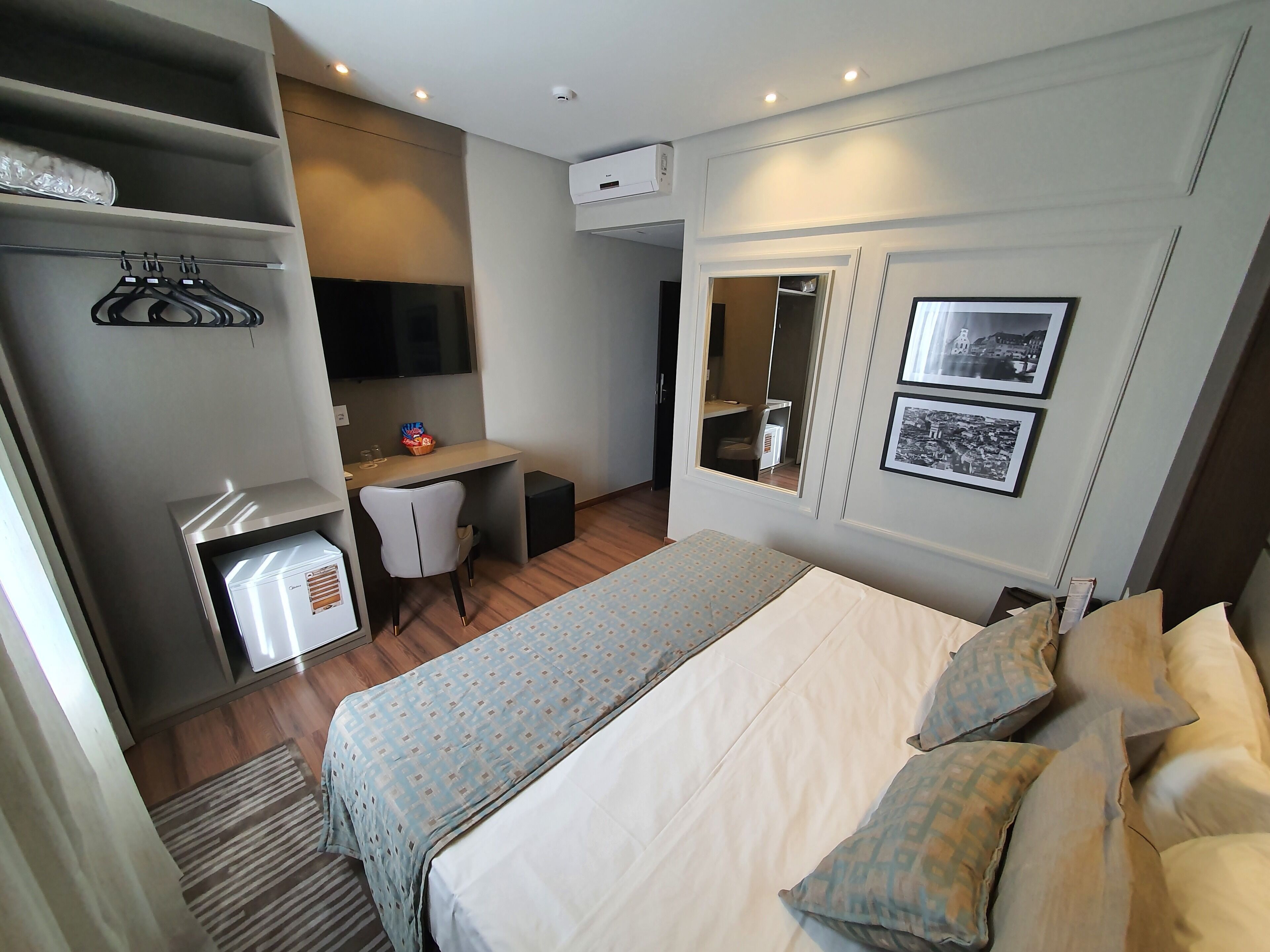 Ropa de cama hipoalergénica, minibar y escritorio 