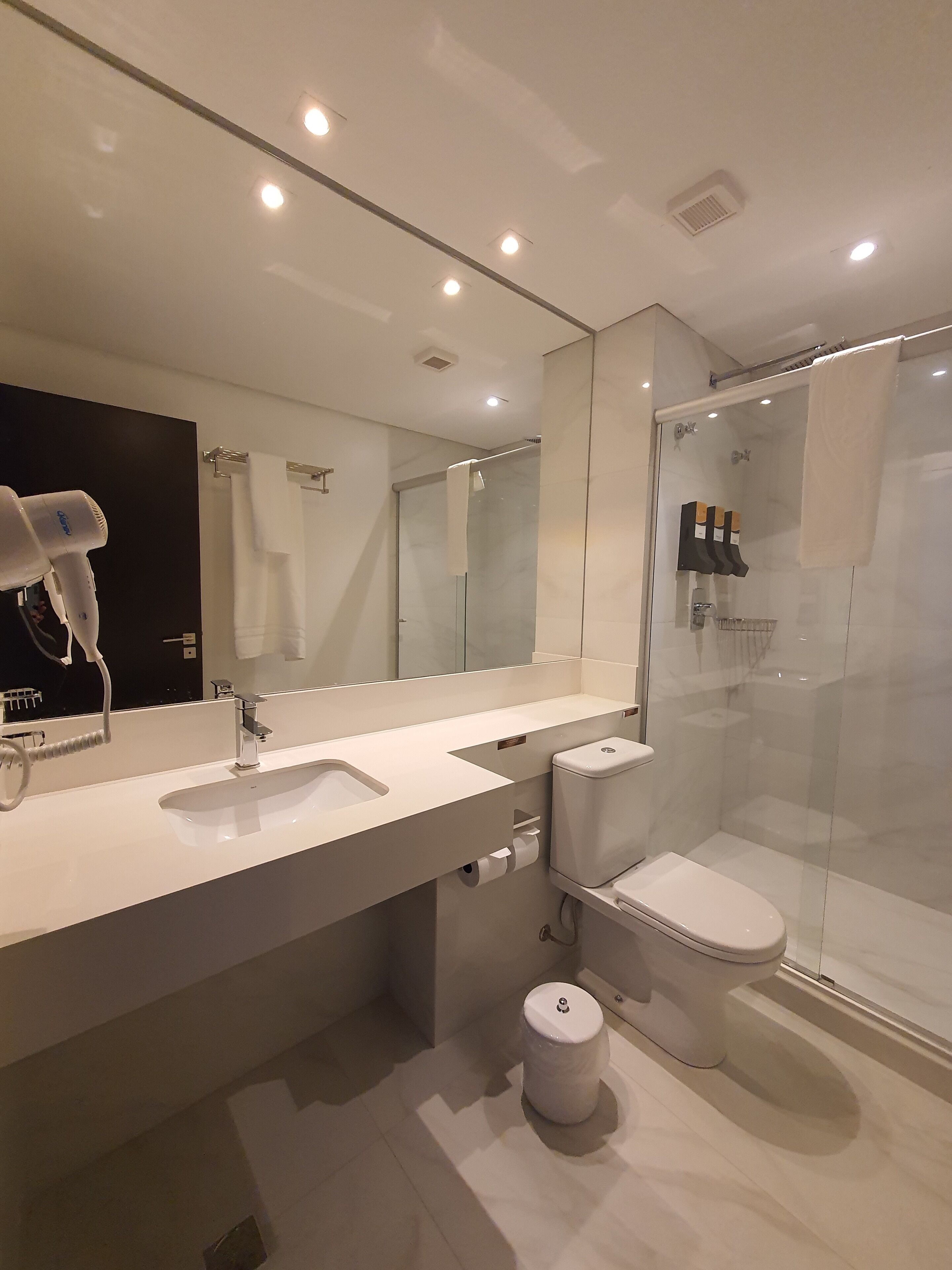 design room | bathroom | towels, soap, shampoo, toilet paper