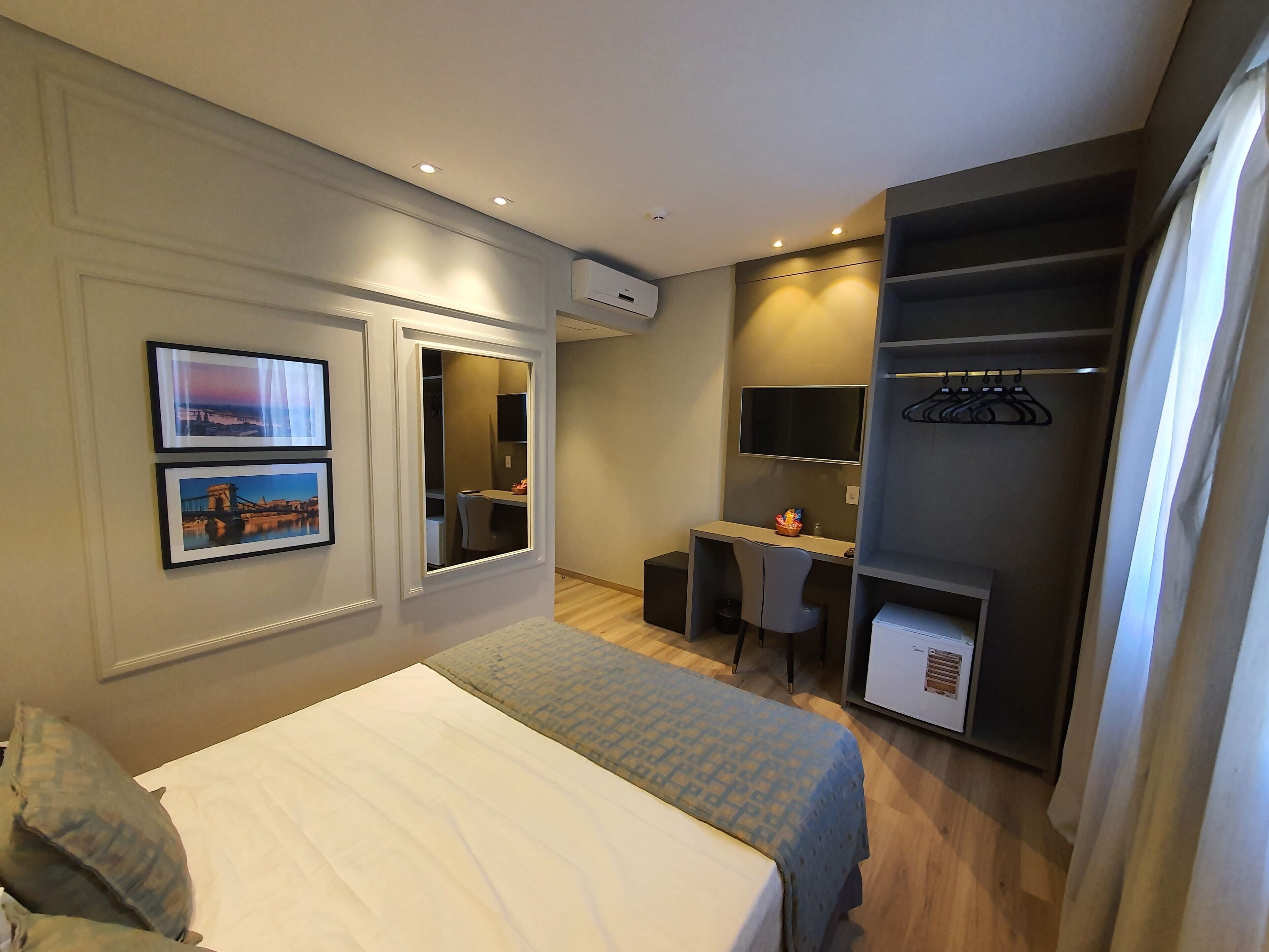 Ropa de cama hipoalergénica, minibar y escritorio 