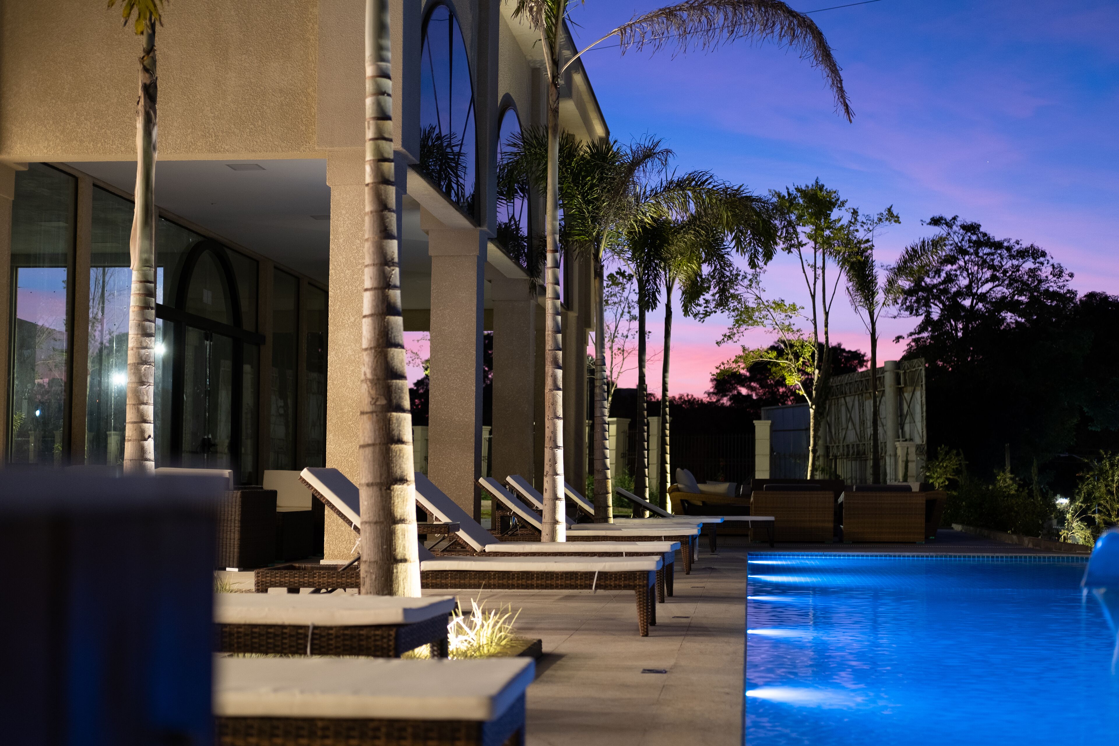 Piscina externa, espreguiçadeiras