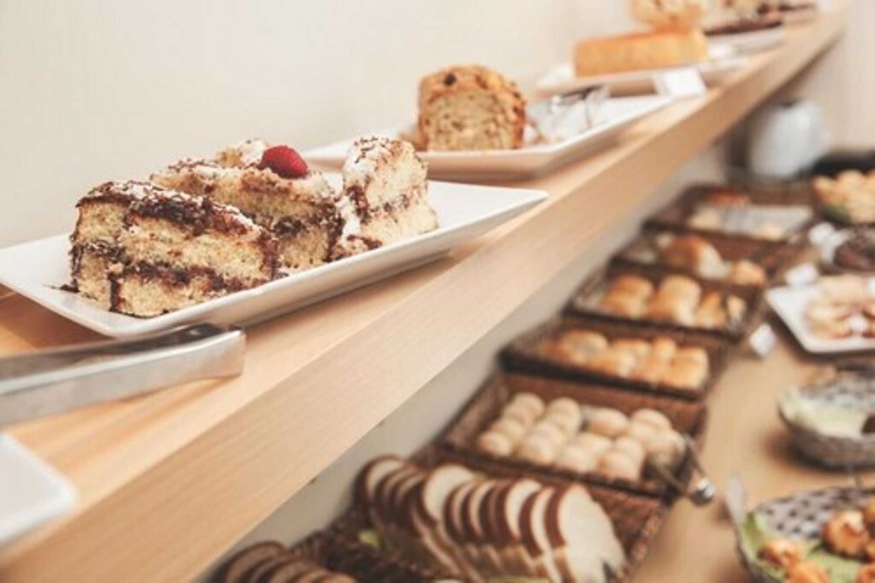 Un bufé con diversos postres y pasteles.