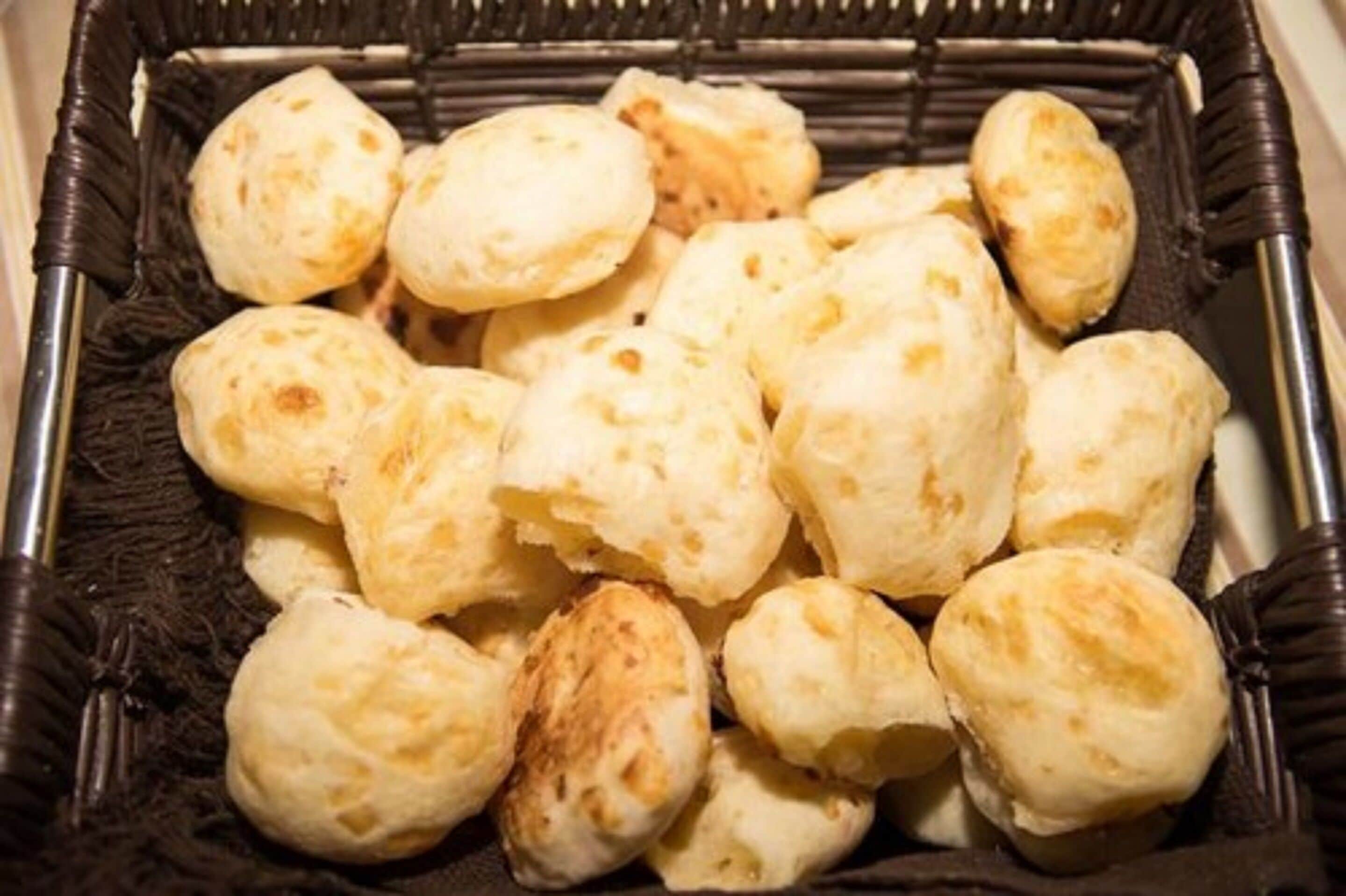 Uma cesta com doces recém-assados.