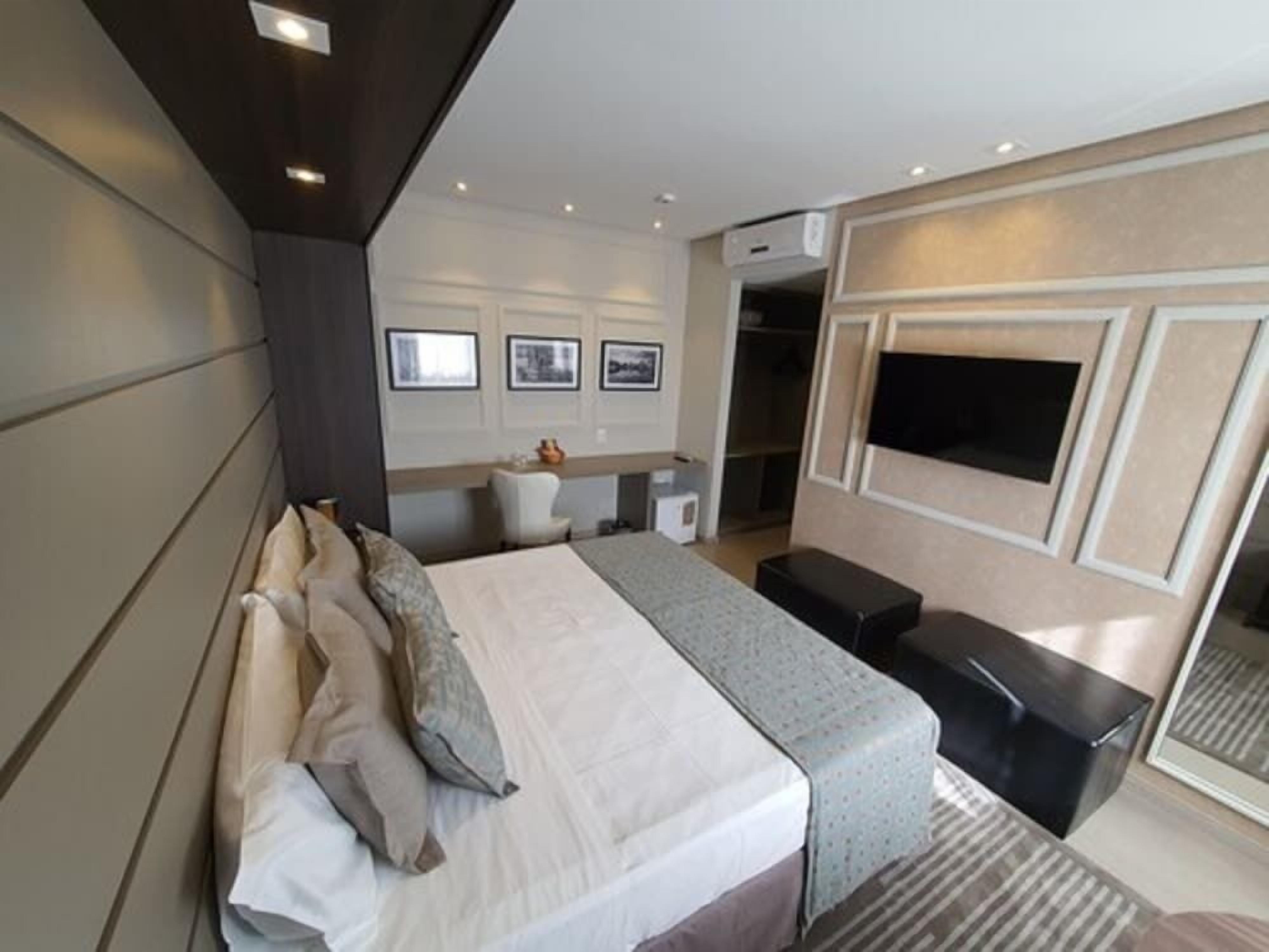 Ropa de cama hipoalergénica, minibar y escritorio 