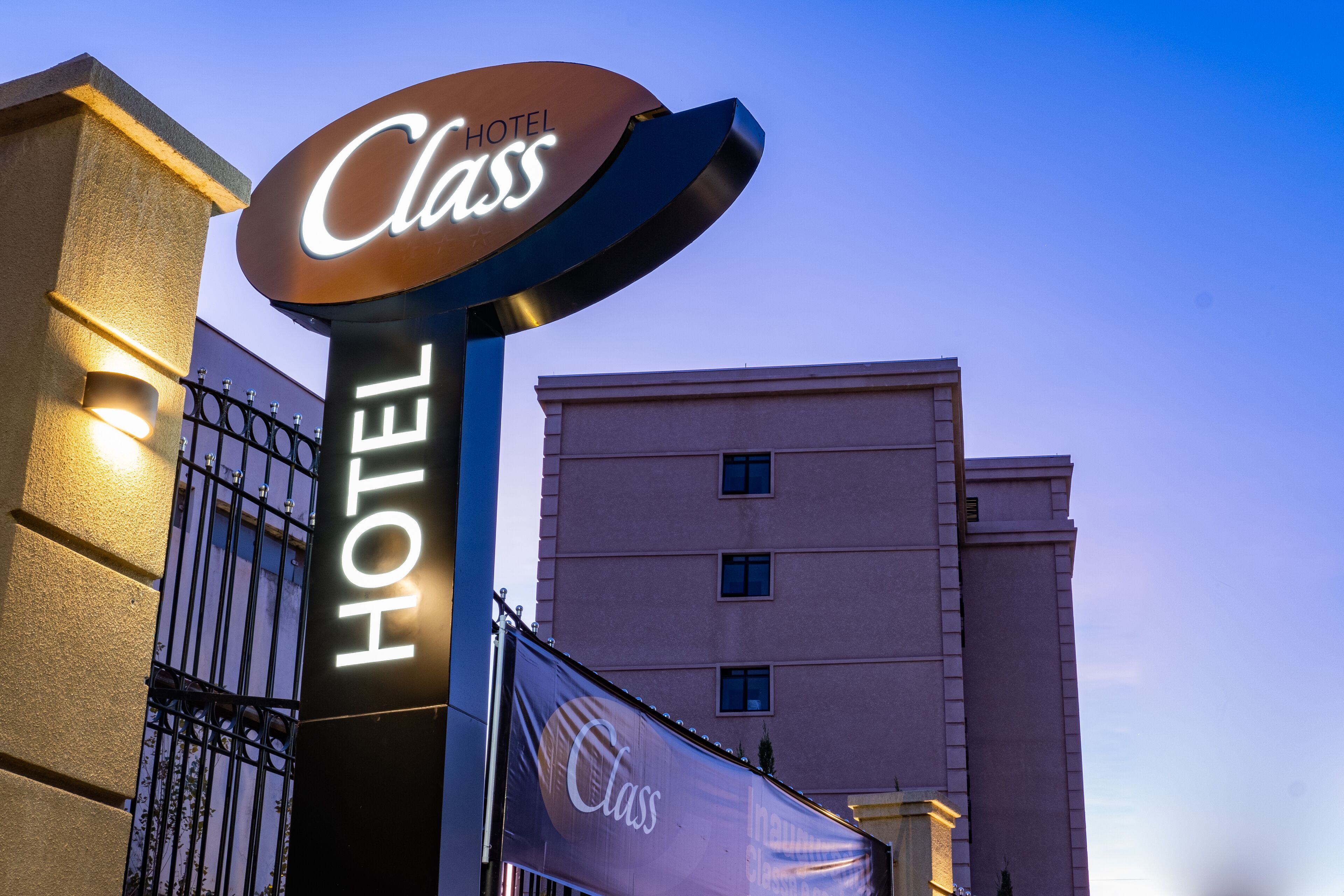 Un letrero de hotel con las palabras 'Class' y 'HOTEL'.
