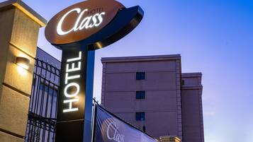 Un letrero de hotel con las palabras 'Class' y 'HOTEL'.