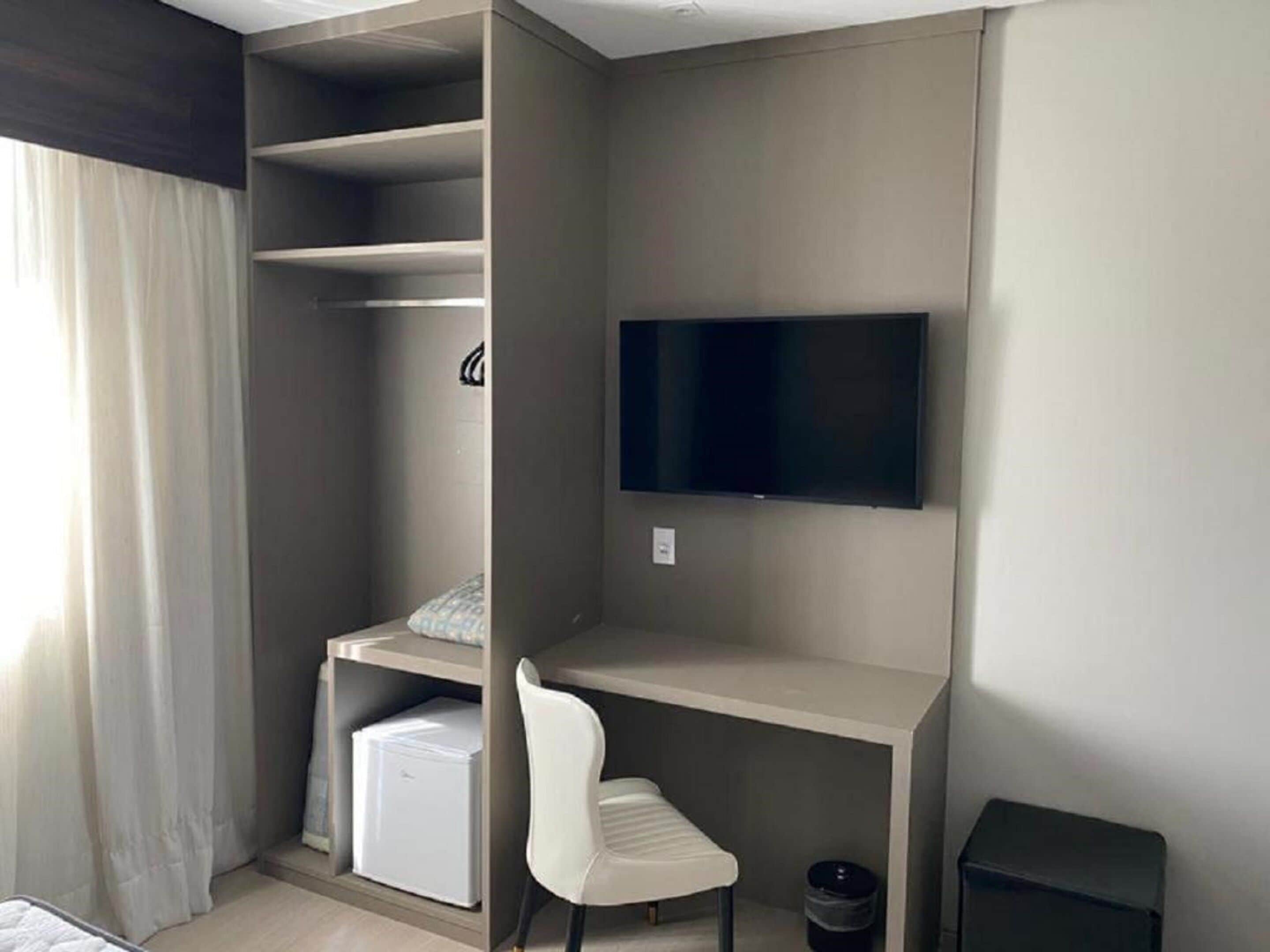 1 bedroom, hypo-allergenic bedding, minibar, desk