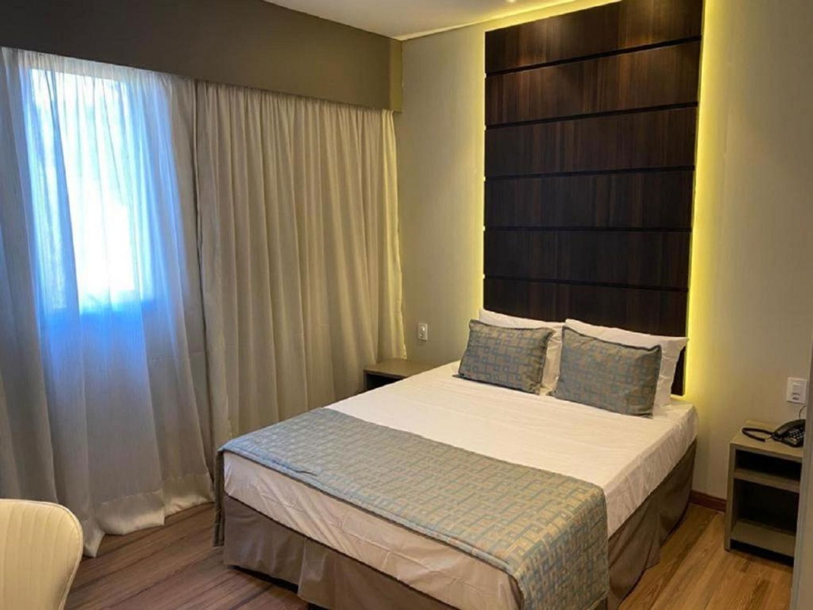 Ropa de cama hipoalergénica, minibar y escritorio 