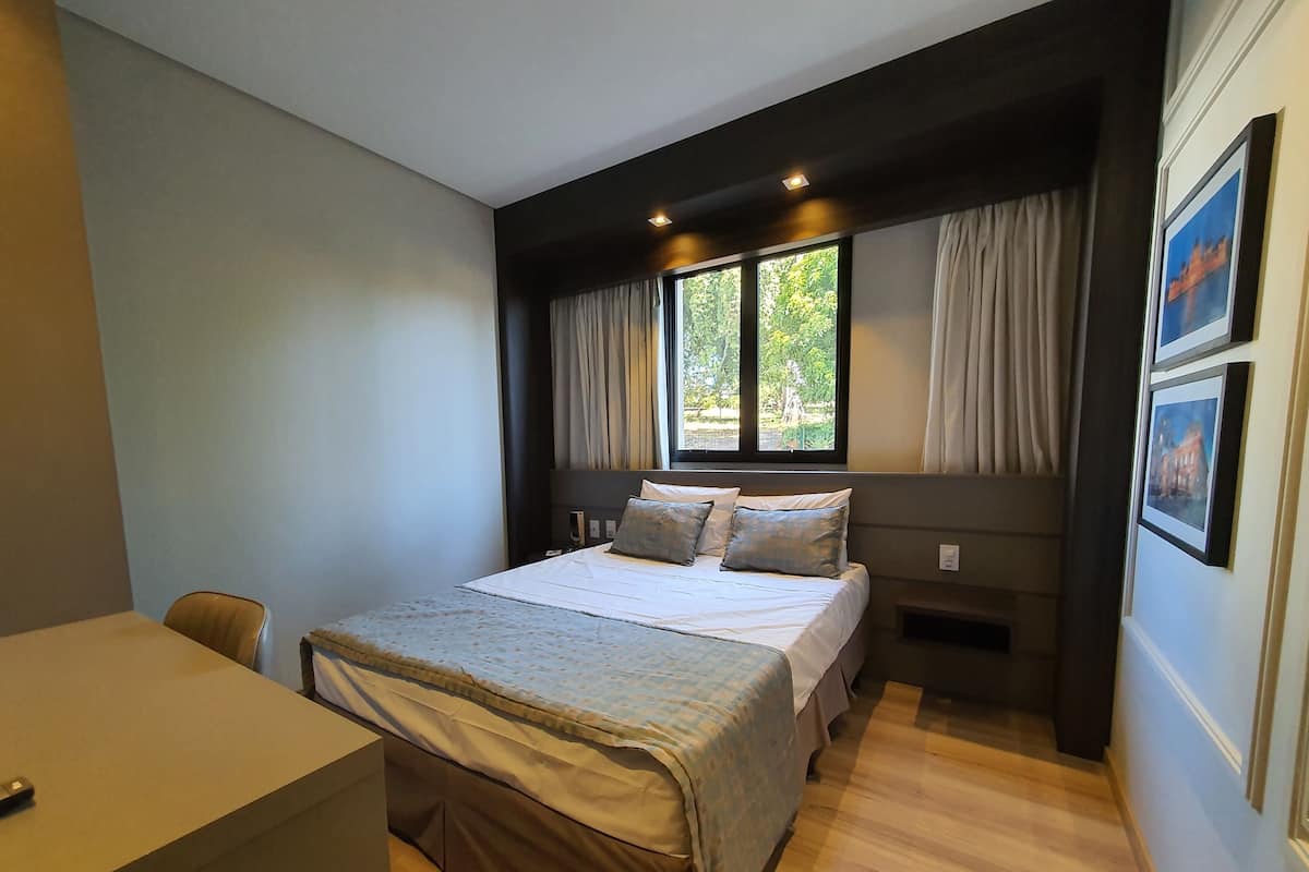 Quarto Superior com ar cama Queen | Roupas de cama antialérgicas, frigobar, escrivaninha