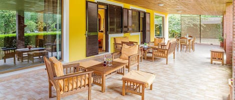 屋外ダイニングエリア