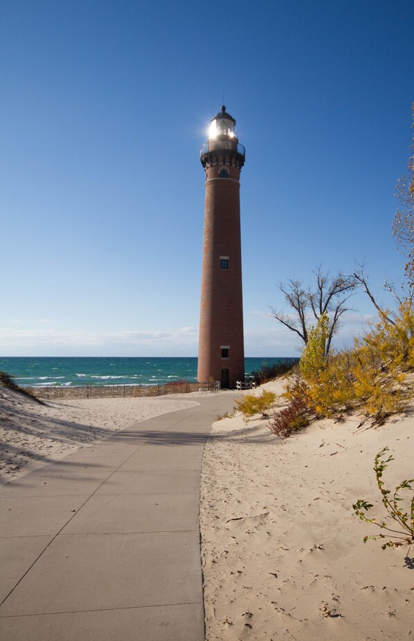 En la playa y camastros 