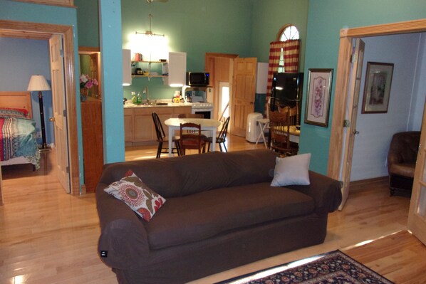 TV, fireplace, DVD player, books