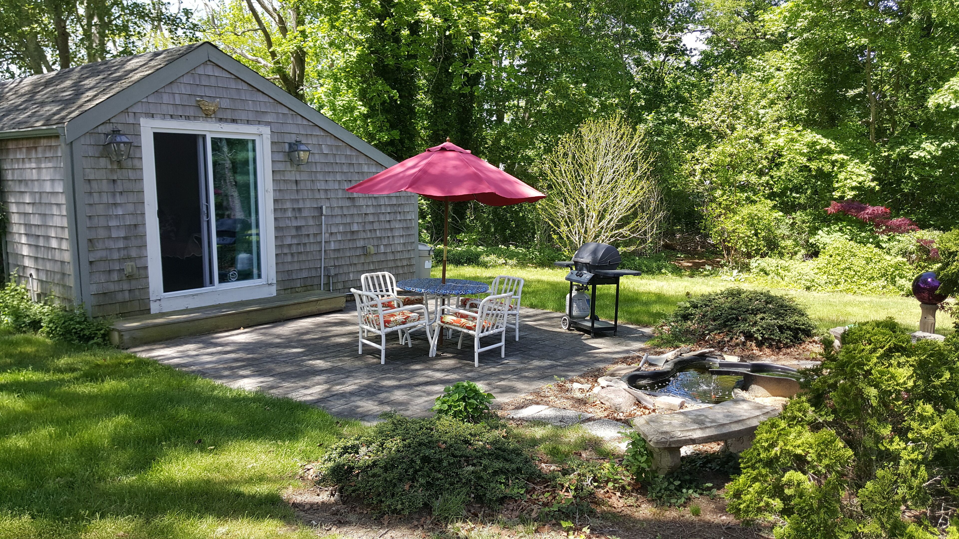 Pet Friendly Quiet Charming Cottage off the Beaten Path close to all amenities