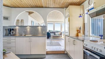 Cafetera/tetera, refrigerador, placa de cocina, utensilios de cocina