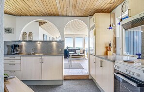 Refrigerador, parrilla de estufa y cafetera y tetera 