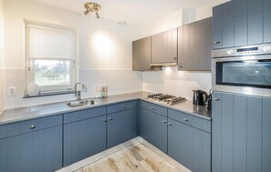 Fridge, stovetop, dishwasher, coffee/tea maker - Lovely home in Giethoorn with WiFi (Giethoorn)