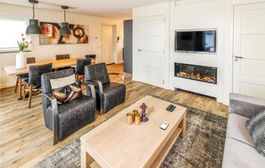 Living area - Lovely home in Giethoorn with WiFi (Giethoorn)
