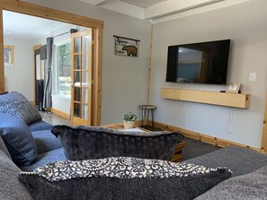 Smart TV, fireplace - Cozy Chalet & Dog Friendly! (South Lake Tahoe)