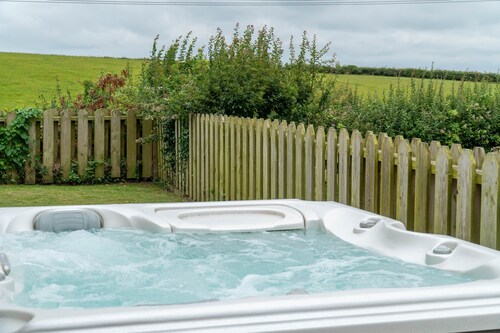 Snowdrop Cottage -  Single level property with Hot Tub.