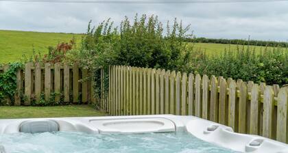 Snowdrop Cottage - Single level property with Hot Tub.