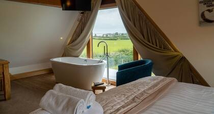 Bluebell Cottage - Two bedroom property with hot tub, close to the beach.