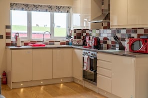 Kühlschrank, Mikrowelle, Ofen, Geschirrspüler