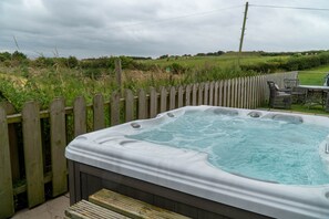 Terrace/patio - Daisy Cottage - One-bed cottage with hot tub, walk to the beach. (Ulverston)