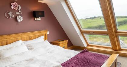 Primrose Cottage - 2 Bed cottage with Hot Tub, walk to the beach.