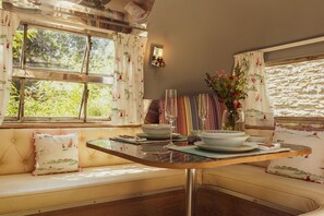 Dining - Dixie Airstream -  Holiday in style in an iconic Americal Airstream (Kendal)