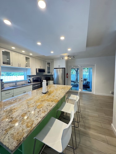 Near Beaches downtown Renovated large 3/2 one story townhouse "Casa Mango "