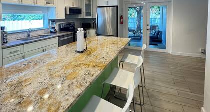 Near Beaches downtown Renovated large 3/2 one story townhouse "Casa Mango "