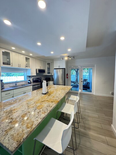 Near Beaches downtown Renovated large 3/2 one story townhouse "Casa Mango "