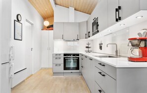 Køleskab, kogeplade, opvaskemaskine, kaffe-/temaskine