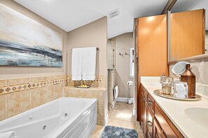 Badewanne, Haartrockner, Handtücher, Shampoo