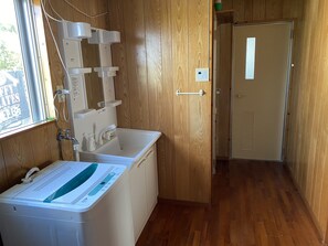 Ferienhaus (Private Vacation Home) | Badezimmer | Dusche, kostenlose Toilettenartikel, Haartrockner, Hausschuhe