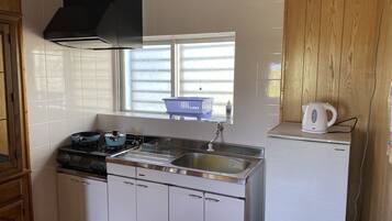 Maison (Private Vacation Home) | Cuisinette privée | Réfrigérateur, four à micro-ondes, surface de cuisson