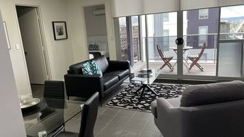 Appartement Exécutif, 1 grand lit, vue ville | Coin séjour | Télévision LED de 43 pouces avec chaßnes numériques, télévision
