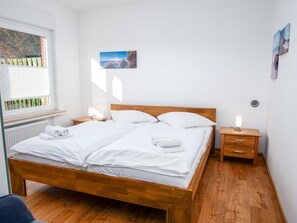 2 bedrooms, desk, free Internet