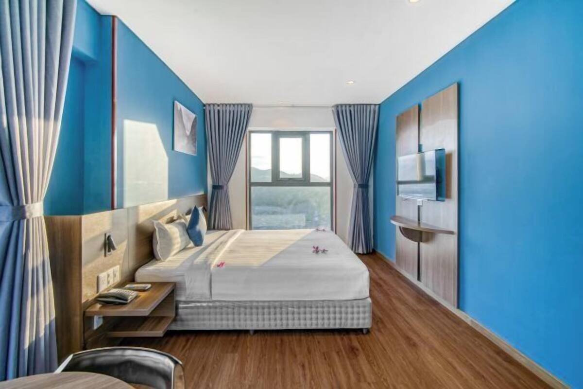 Minibar, in-room safe, desk, free WiFi