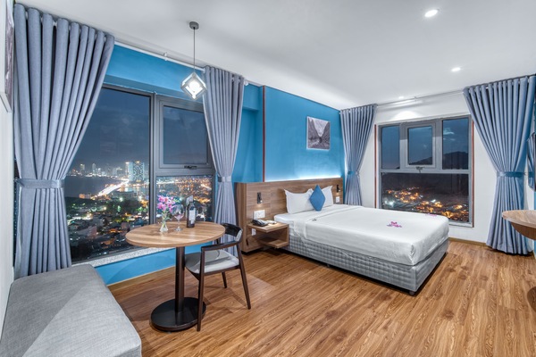 Deluxe Room, Sea View | Minibar, in-room safe, desk, free WiFi