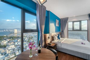 Phòng Deluxe, quang cảnh biển | Minibar, két bảo mật tại phòng, bàn 