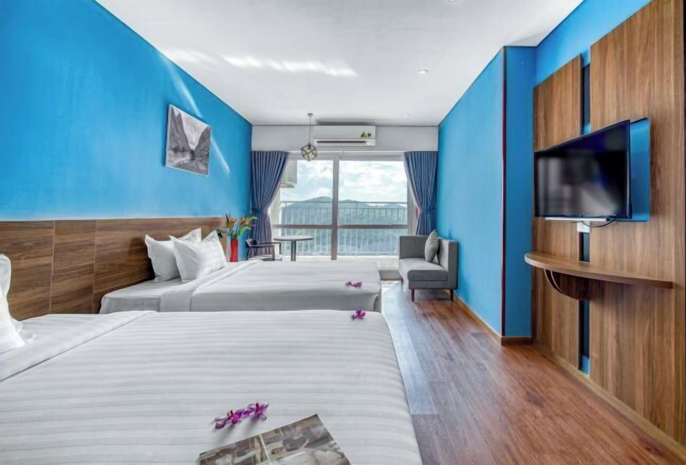 Minibar, in-room safe, desk, free WiFi