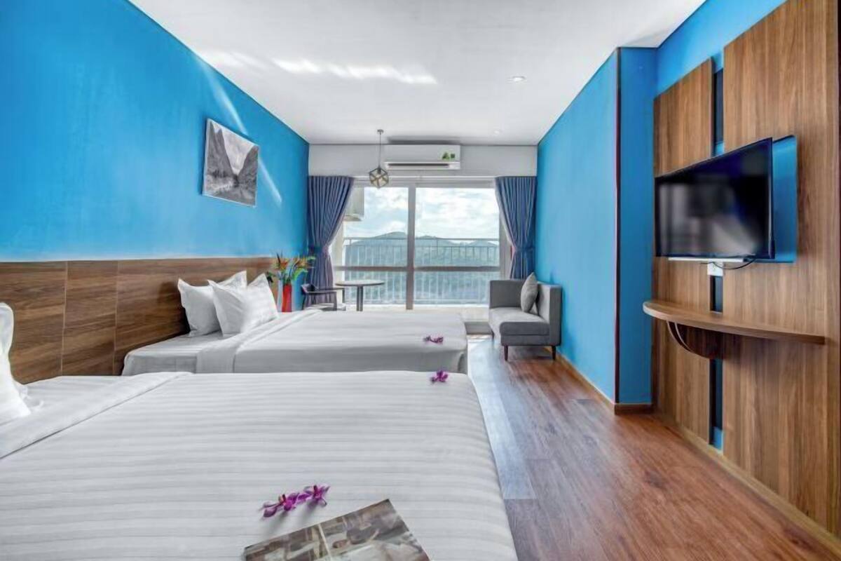 Minibar, in-room safe, desk, free WiFi