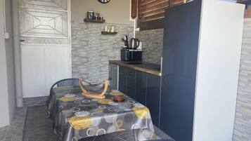 Refrigerador, microondas, horno y parrilla de estufa