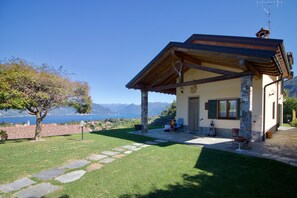 Property grounds - Villa Giorgia Private Pool, Castelveccana, Italy (Castelveccana)