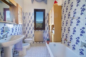 Badewanne, Haartrockner, Bidet, Handtücher