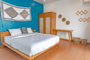 1 habitación, caja de seguridad en la habitación y escritorio