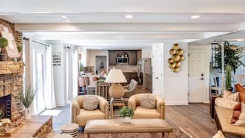 Smart TV, chimenea, libros